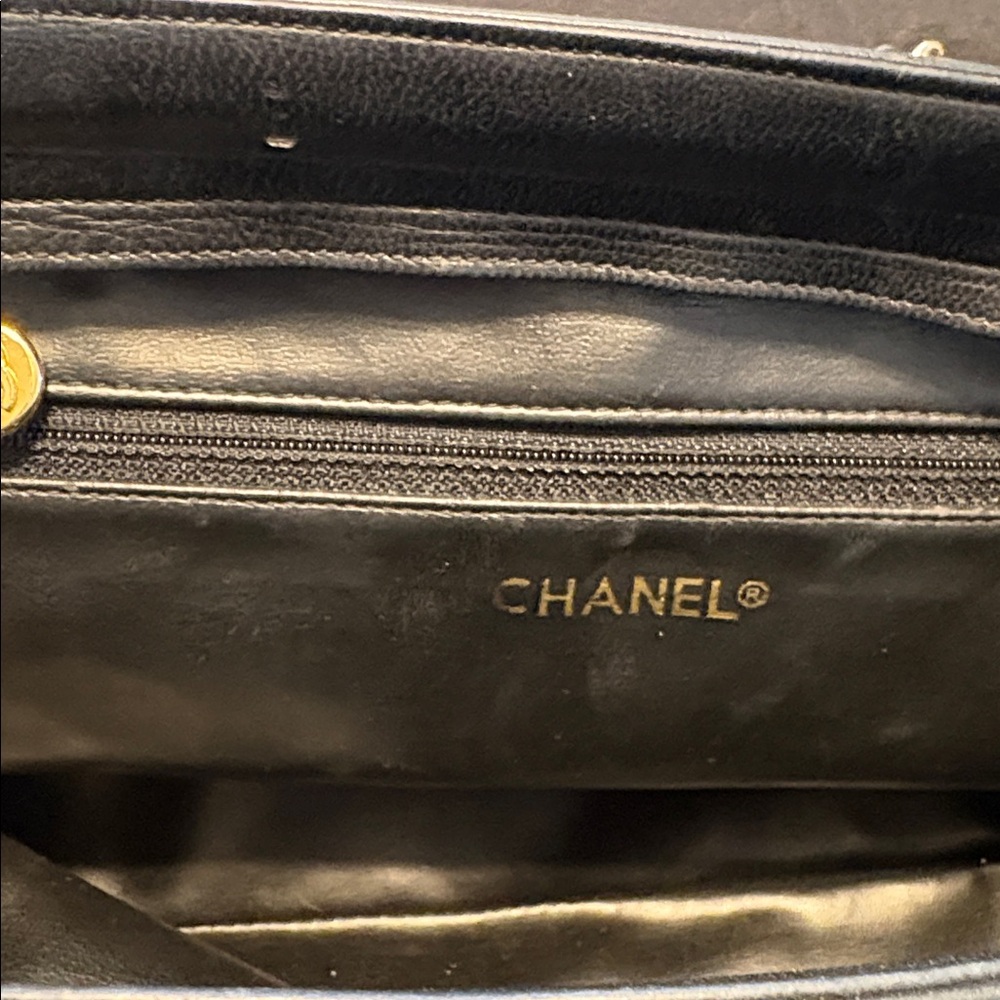 CHANEL Matelasse Black Quilted Lambskin Shoulder Bag with Gold Chain - Picture 4 of 8